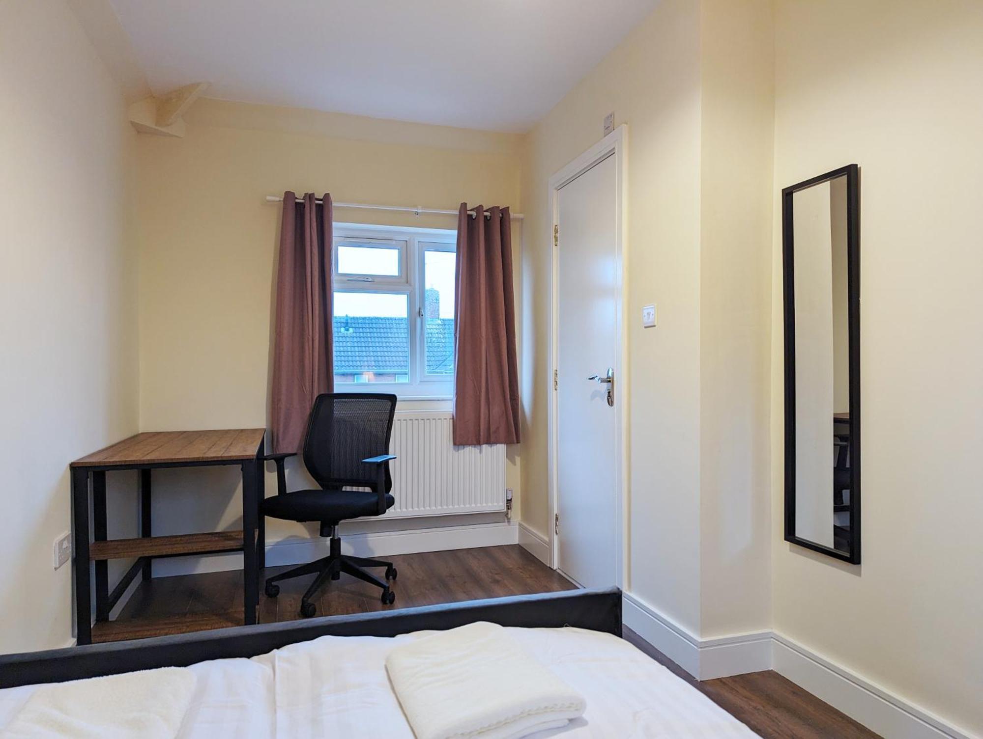 Casa de férias Near City Centre Private Bath Free Parking *