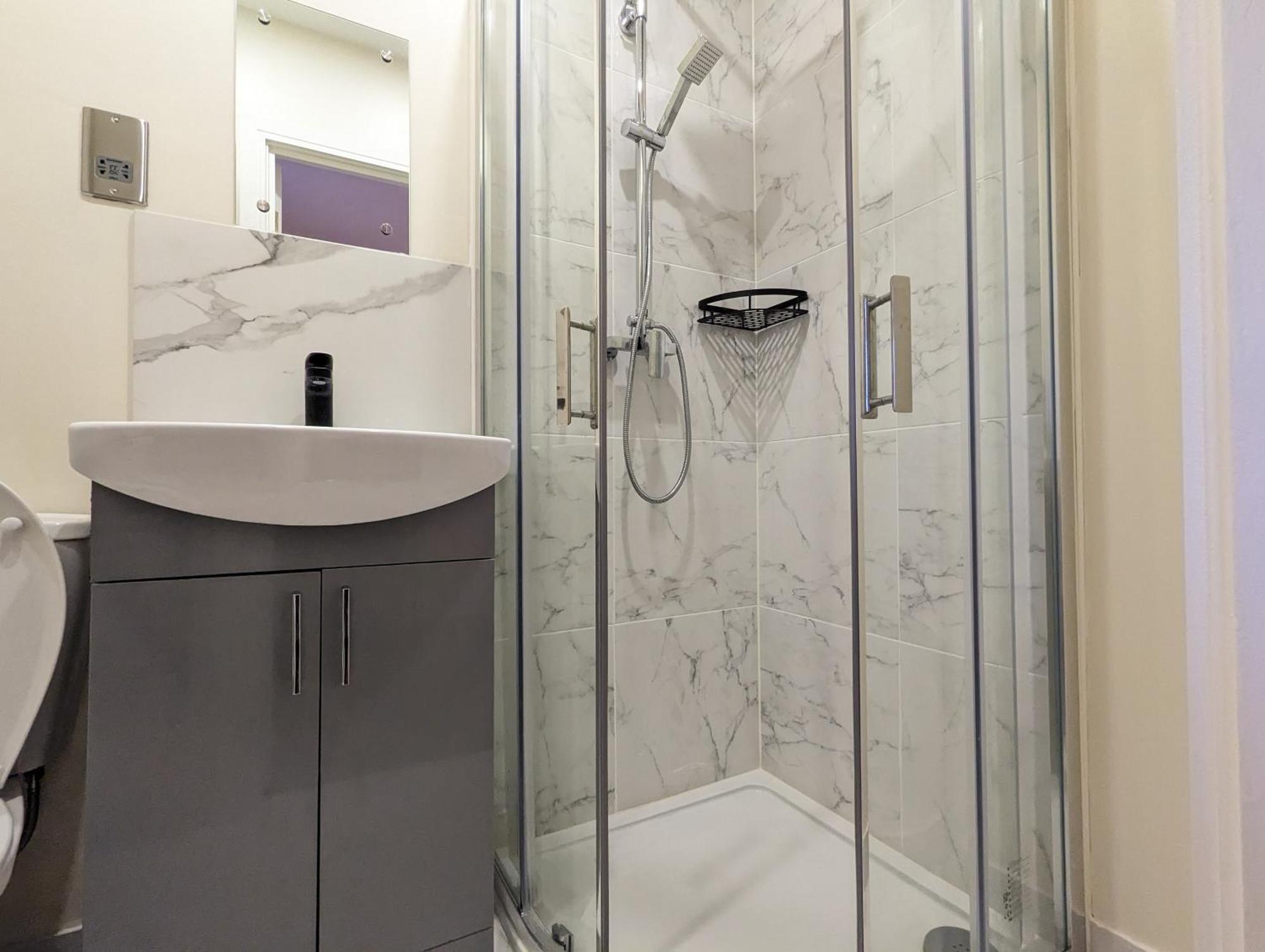 Near City Centre Private Bath Free Parking