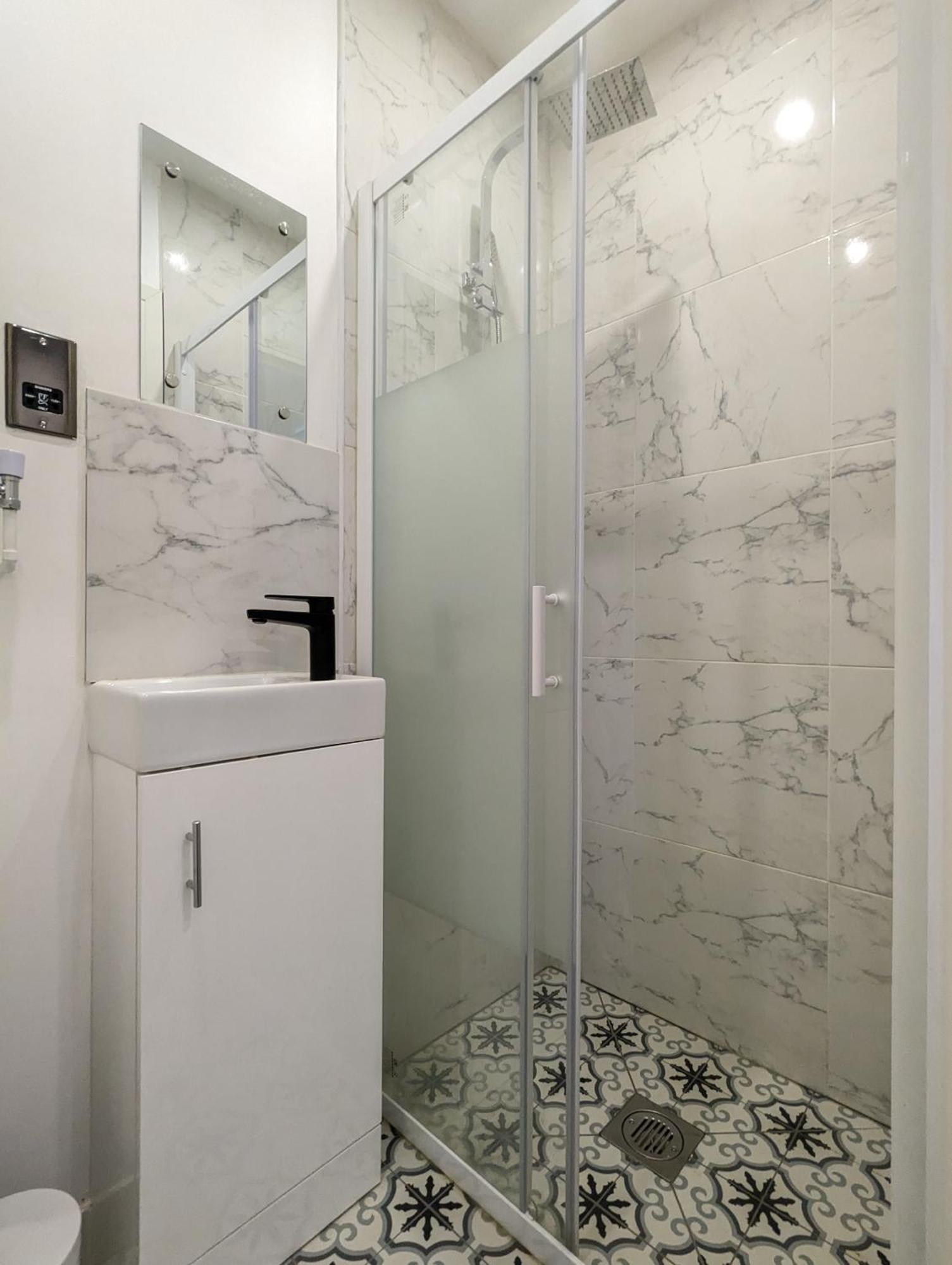 Near City Centre Private Bath Free Parking *
