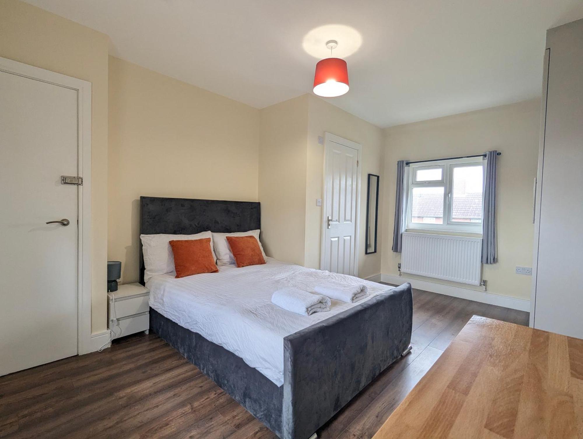 Casa de férias Near City Centre Private Bath Free Parking *